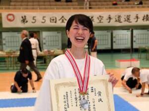 第55回全自衛隊空手道選手権大会、形試合女子個人戦で第2位の栄光に輝く三宅由佳利さん