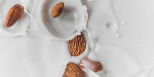 アーモンドミルクが人気!豆乳との違いや成分や効果、メリットやデメリットを紹介