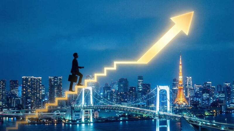 キャリアアップを象徴する階段と東京の夜景、アナウンサーの成長イメージ
