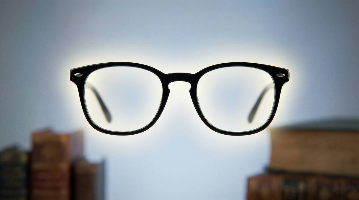 嶋田ココの知性的な黒縁メガネ姿が話題に