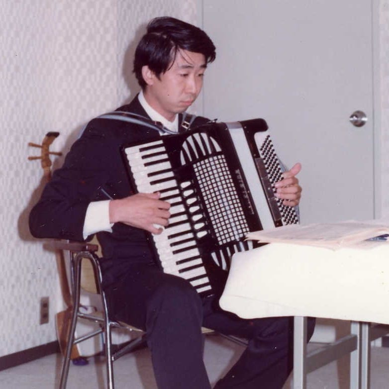 仲間の結婚式でのアコーディオン演奏