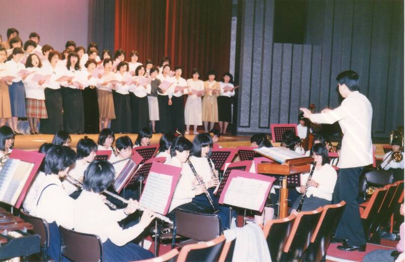 市民ホールでのスプリングコンサートの指揮