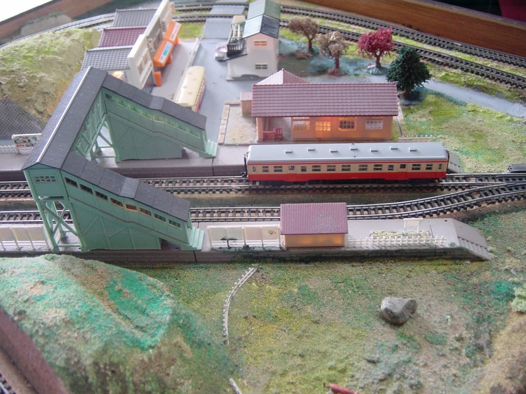 鉄道模型ジオラマのアップ(駅・跨線橋・列車)