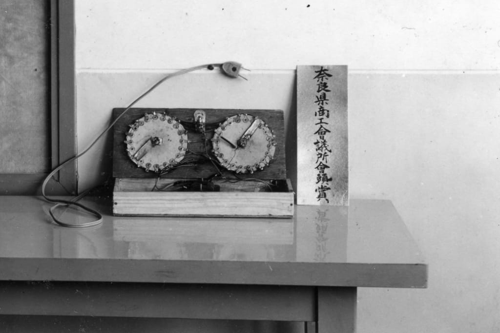 発明工夫展に出品した交通信号機の模型と奈良県商工会議所会頭賞の入賞札