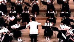 吹奏楽を指揮する加藤凌