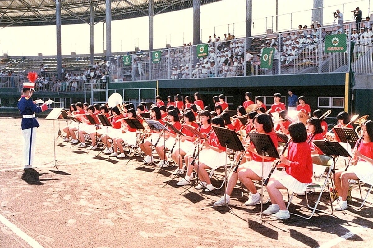 グラウンドでの式典演奏の様子。吹奏楽部が整列している。