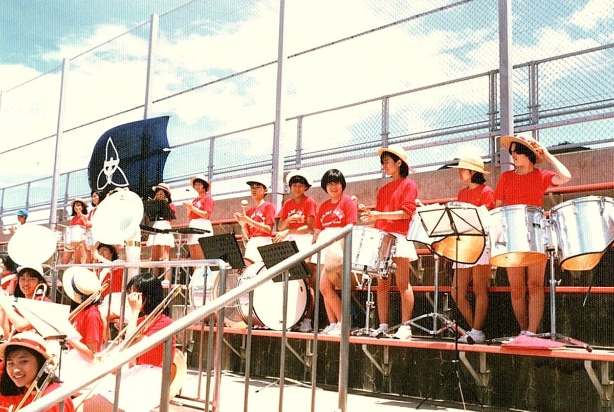 アルプススタンドで力強くリズムを刻む吹奏楽部の打楽器セクション