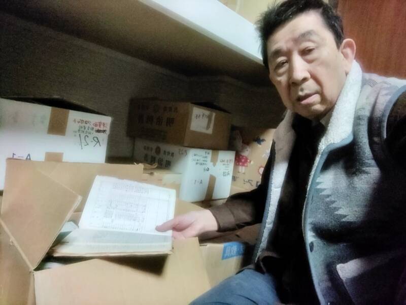 82歳の加藤凌が13年ぶりに段ボールを開封し、資料を手に取る様子