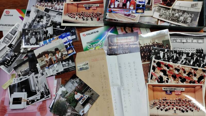 箱の中から溢れ出した記憶の欠片たち。吹奏楽コンクールの写真、教え子からの手紙……人生の航海図がここにある。