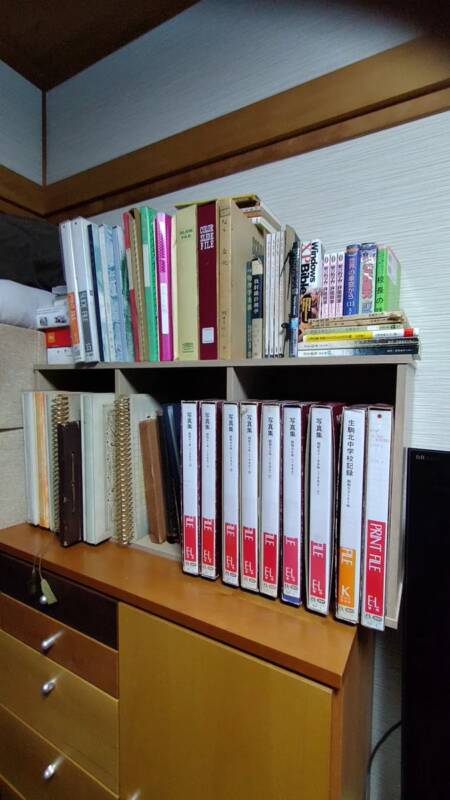 整理された本棚。写真集・スライドファイル・生駒北中学校記録などが並ぶ。