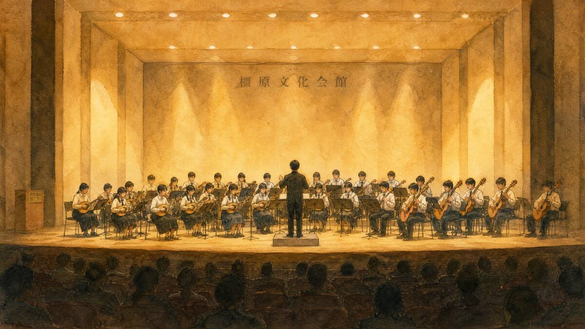 マンドリンとギターを演奏する中学生たち